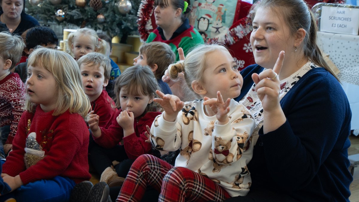 RHCC_Charity's tweet image. Thanks to the gorgeous kids @busybeesuk #Rotherham for singing carols at our #ChristmasFair today - you're always the highlight of the event! We hope you enjoyed meeting Santa &amp;amp; #DrTed
We hope they have also inspired you to help fundraise for our #TinyToes appeal too.
#NHScharity