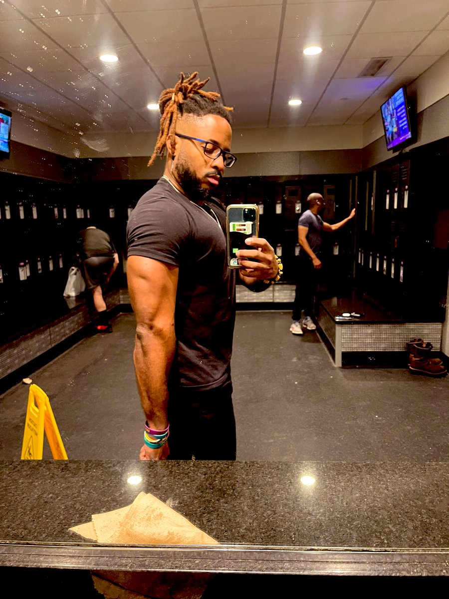 AnpuTheWolfMage's tweet photo. Daemon did Arms today! #Armsday #armstraining #gym https://t.co/Znew7r6Zob
