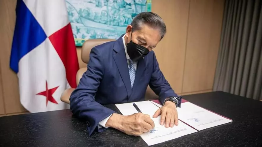ElGallinazo's tweet photo. El 20 de octubre el presidente Cortizo sancionaba el contrato a la velocidad de la luz (un contrato que infringía 25 artículos de nuestra constitución.) Lo más probable es que él pensaba que firmando rápido todo acabaría ahí, sin saber que ese momento sería el inicio del fin. https://t.co/kpkzlpOz75