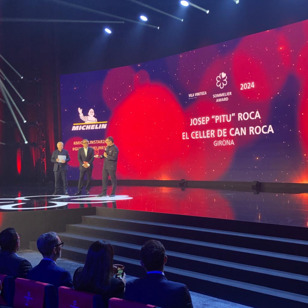 MICHELIN Sommelier Award: Josep Roca i Fontané
Este nuevo premio, presentado por <a href="/vilaviniteca/">vilaviniteca</a>, exalta la extraordinaria labor de Josep Roca i Fontané en <a href="/CanRocaCeller/">El Celler de Can Roca</a>, donde valora el componente humano tras cada botella.

#MICHELINSTAR24 #GUIAMICHELINESP <a href="/vilaviniteca/">vilaviniteca</a>
