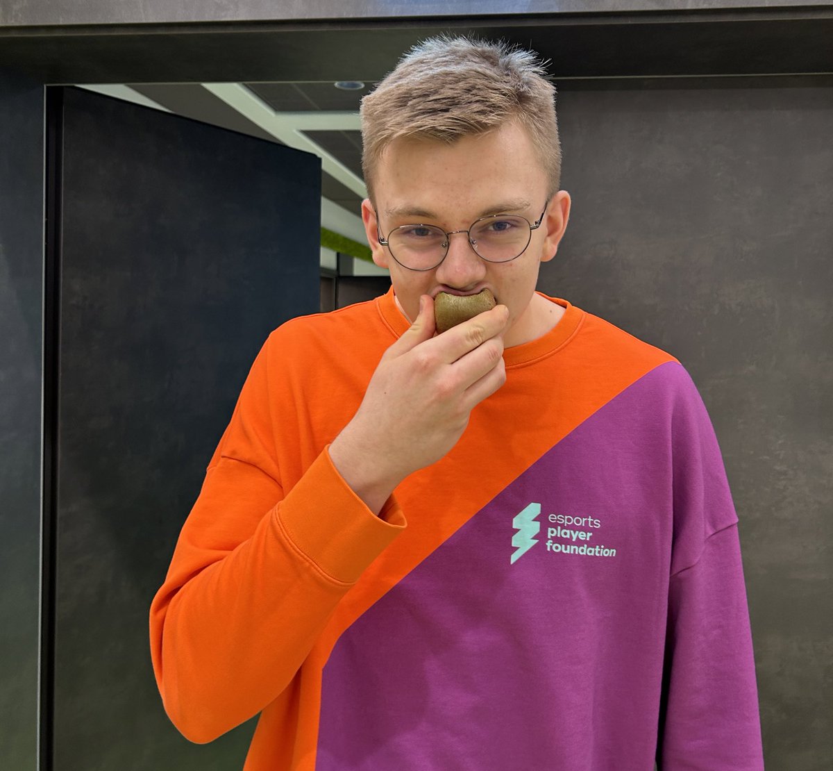 EsportsPlayerF1's tweet photo. This guy just wonβt stop eating fruits in a weird wayβ¦
#epfBootcamp https://t.co/P1EouR5nx6