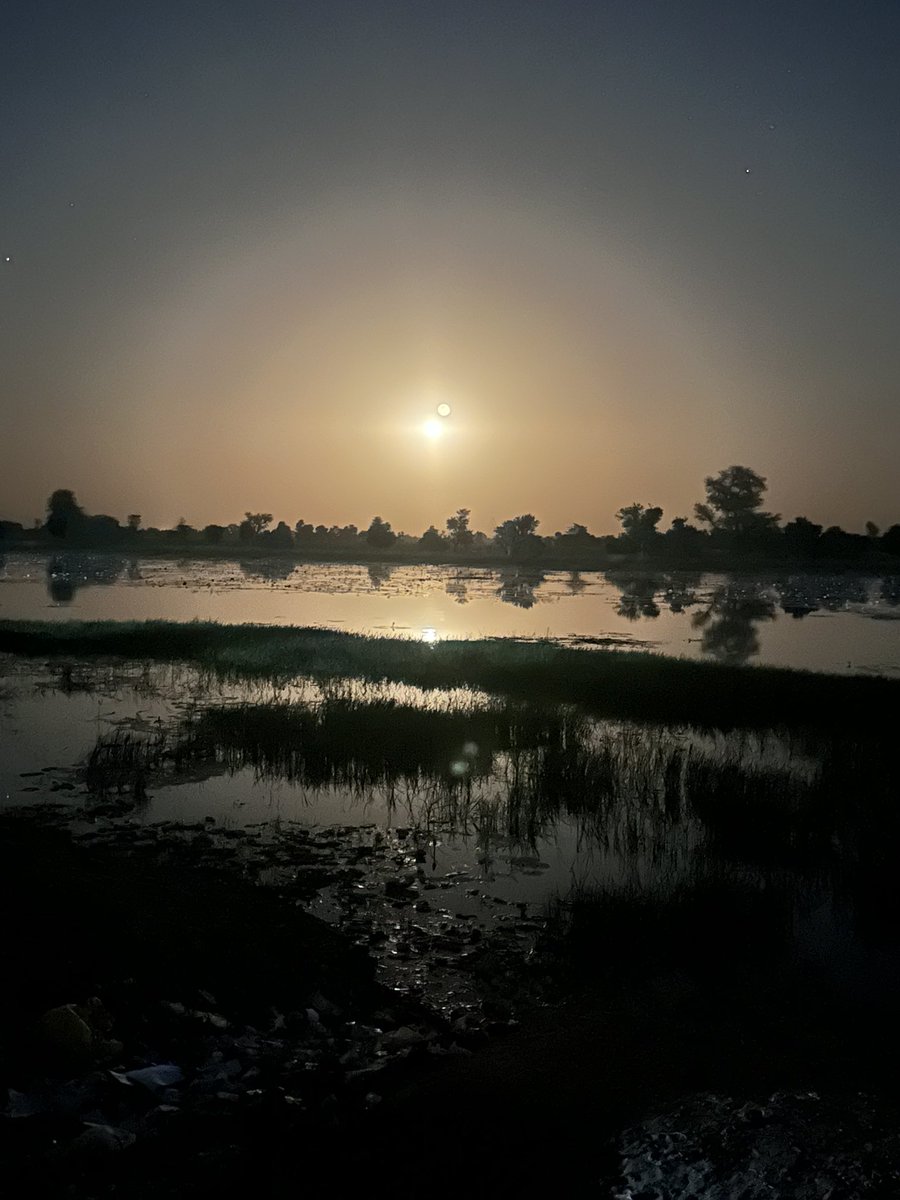 mhcopy's tweet photo. Enjoy the enchanting nighttime beauty as the rising moon gently lights up the Kamoudugou River, casting an glow over its calm waters. https://t.co/7XsusKMN1f