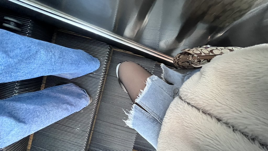 QwQyeech's tweet photo. 被朋朋強制更新
沒什麼有料的只有一點腿
在韓國凍僵的腿 https://t.co/QBc60s9kdY