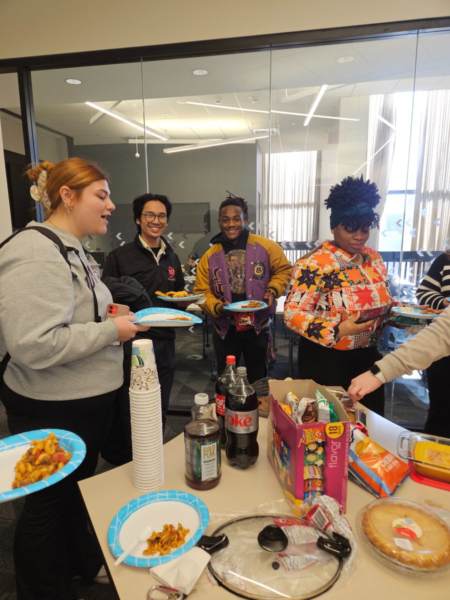 Today we thanked our student staff for all of their hard work with an end of the semester potluck.😃