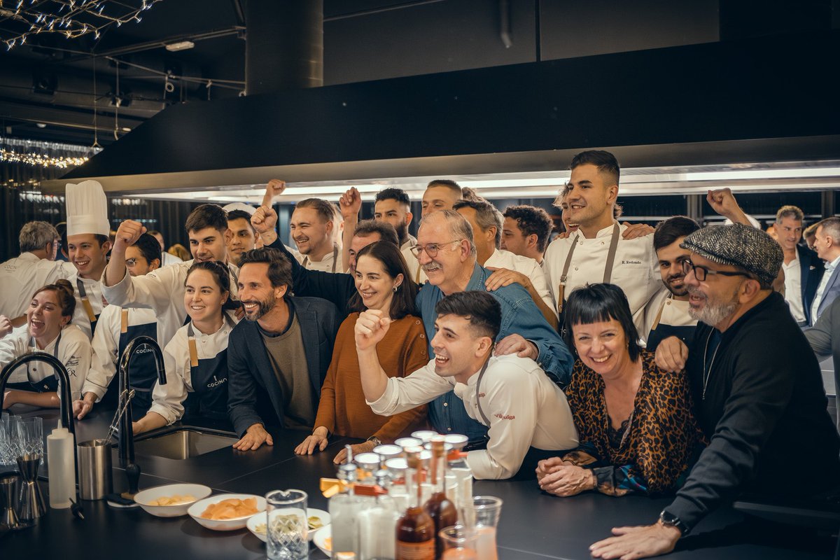 ✨ La noche de las estrellas brilló con intensidad 🌟

Anoche, vivimos un honor indescriptible al compartir una velada mágica entre colegas que no solo admiramos profesionalmente, sino que consideramos amigos con quienes compartimos la misma pasión por la gastronomía. 🍽️💫