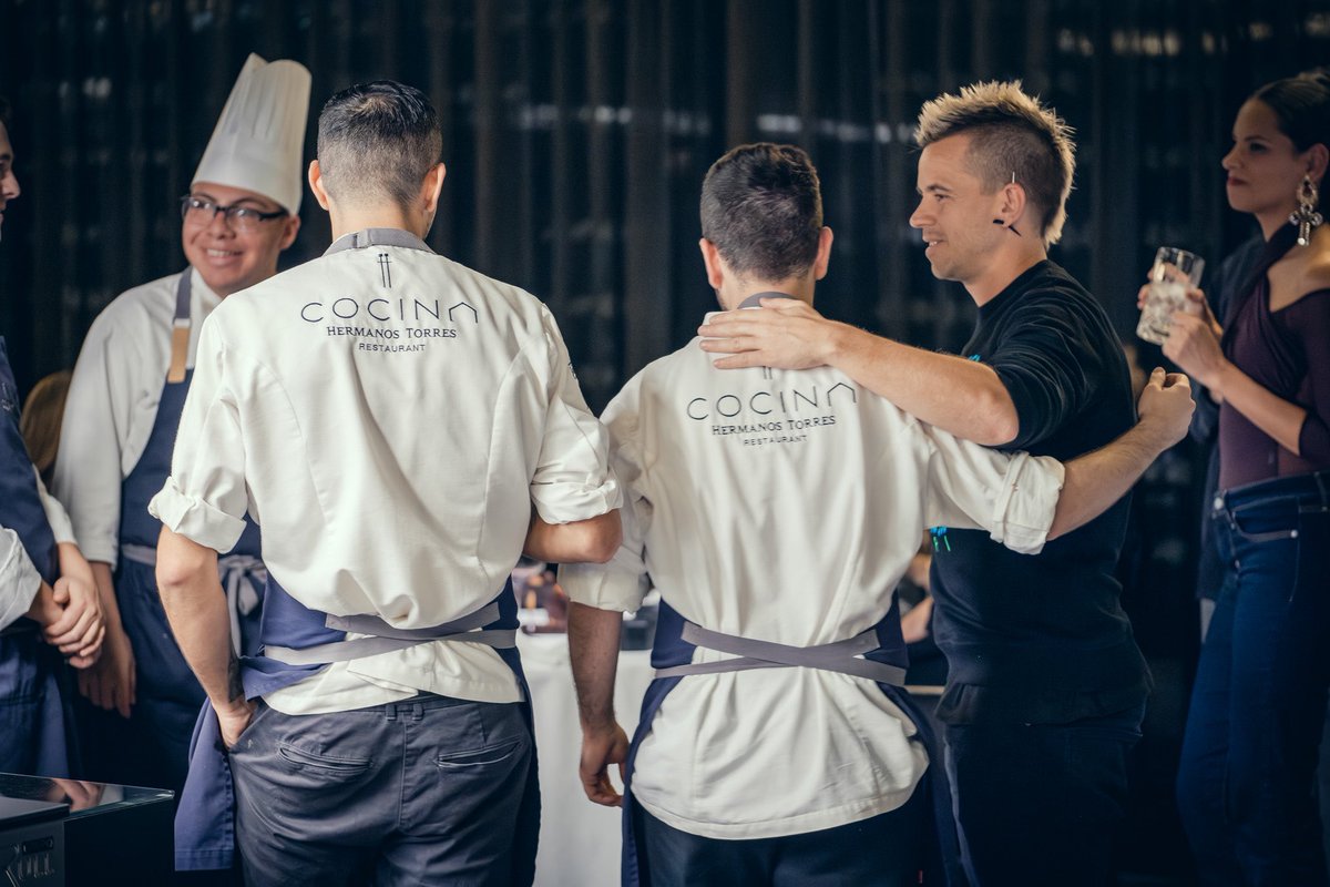 HermanosTorres's tweet photo. Y, por supuesto, un reconocimiento especial al increíble equipo detrás de "La Noche de las Estrellas" por su dedicación y habilidad para manejar la presión, brindándonos una experiencia culinaria que superó todas las expectativas. 👨‍🍳🌠 https://t.co/qfLXt3SIVI