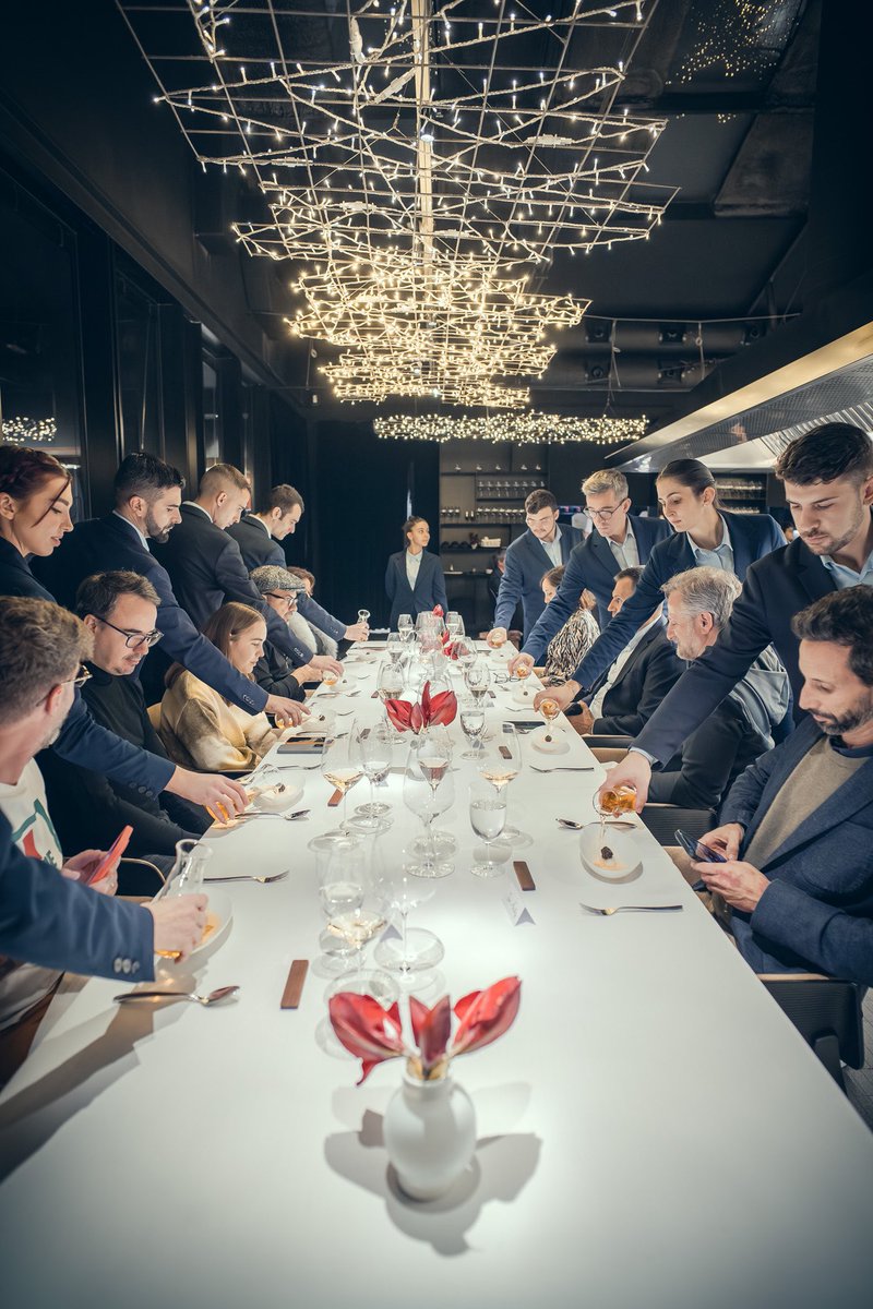 HermanosTorres's tweet photo. Y, por supuesto, un reconocimiento especial al increíble equipo detrás de "La Noche de las Estrellas" por su dedicación y habilidad para manejar la presión, brindándonos una experiencia culinaria que superó todas las expectativas. 👨‍🍳🌠 https://t.co/qfLXt3SIVI