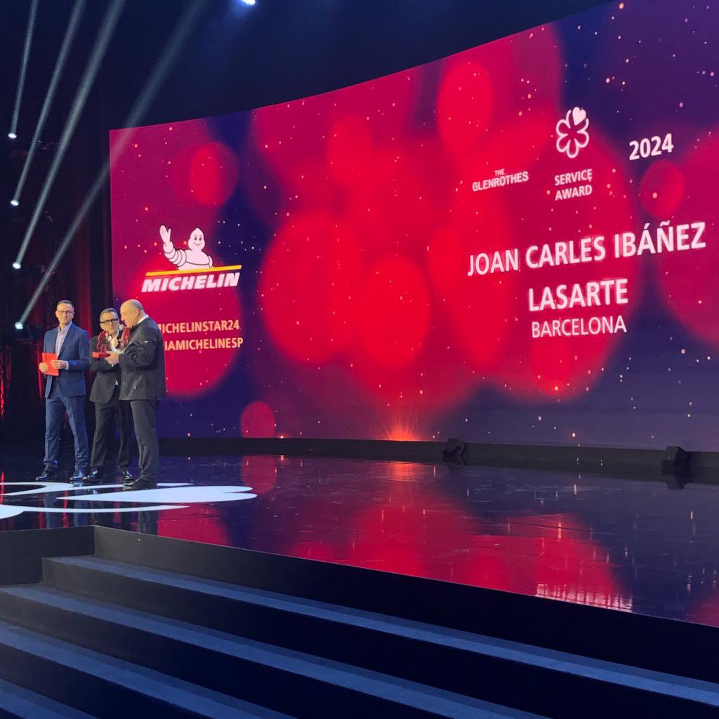 ¡Este premio es de todos los compañeros de la Sala! 🍷 Enhorabuena Joan Carles Ibáñez, el Director de Sala de <a href="/LasarteBCN/">Lasarte Restaurant</a>,
#MICHELINSTAR24 #GUIAMICHELINESP <a href="/TheGlenrothes/">The Glenrothes</a>