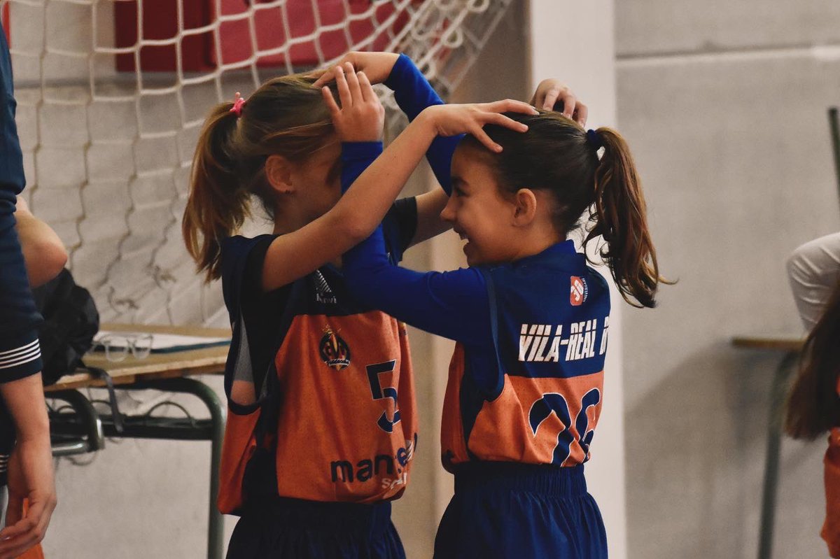 VilarealBC's tweet photo. 😍 Després de vore aquestes fotos… Qui no voldria tornar a ser prebenja?

#SomVila💪🏀🧡💙

@SMEVILAREAL #EndavantEsports #JuntsSomMésForts #CsEscenarioDeportivo https://t.co/Wurf69hKAv