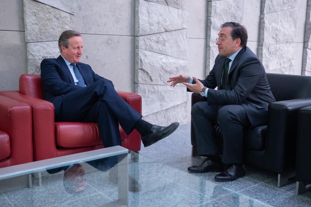 Primera reunión con mi nuevo homólogo de Reino Unido, @David_Cameron. Hemos abordado el acuerdo de prosperidad compartida para el Campo de Gibraltar-Gibraltar. También la crisis en Gaza, y las importantes colonias española y británica en nuestros dos países.