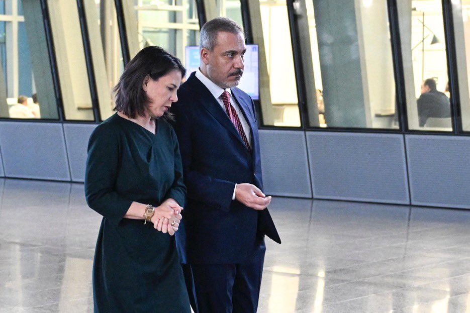 Bakanımız <a href="/HakanFidan/">Hakan Fidan</a>, Brüksel’deki NATO Dışişleri Bakanları Toplantısı sırasında Alman mevkidaşı Annalena Baerbock ve Kanadalı mevkidaşı Mélanie Joly ile de Gazze’deki insanlık dramını ve İttifakın gündemindeki konuları ele aldı.🇹🇷🇩🇪🇨🇦