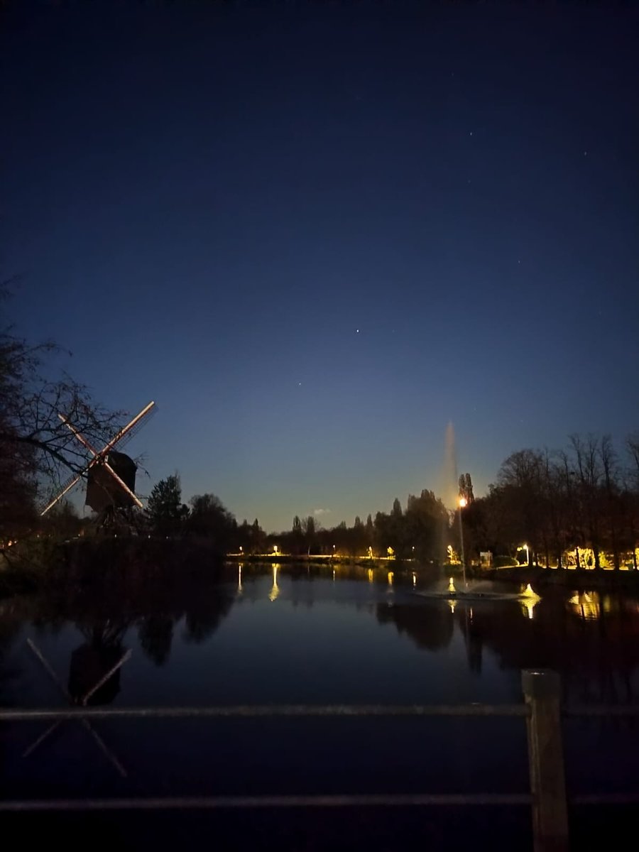 A noite linda de hoje aqui em Diest, na Bélgica. Os termômetros marcam 1 grau agora. A lua está gigante e maravilhosa.