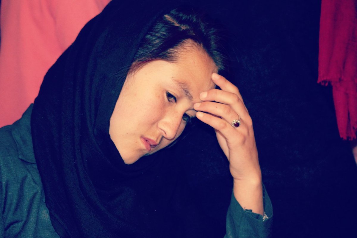 d_simagul's tweet photo. کاش من سه نفر بودم؛
یکی بی هیچ نگرانی و احساس گناهی به کارها و آرزوهای خودم می‌رسیدم. 
یکی با آرامش و فراغ بال، با تو زندگی می‌کرد
یکی هم تا ابد و با تمام وجود، کنار مادر بود...
از من فقط یک نسخه؛ برای اینهمه مسئولیت دل‌مشغولی و علاقه، کفایت نمی‌کند!

#نرگس_صرافیان_طوفان https://t.co/09TY14E7UV