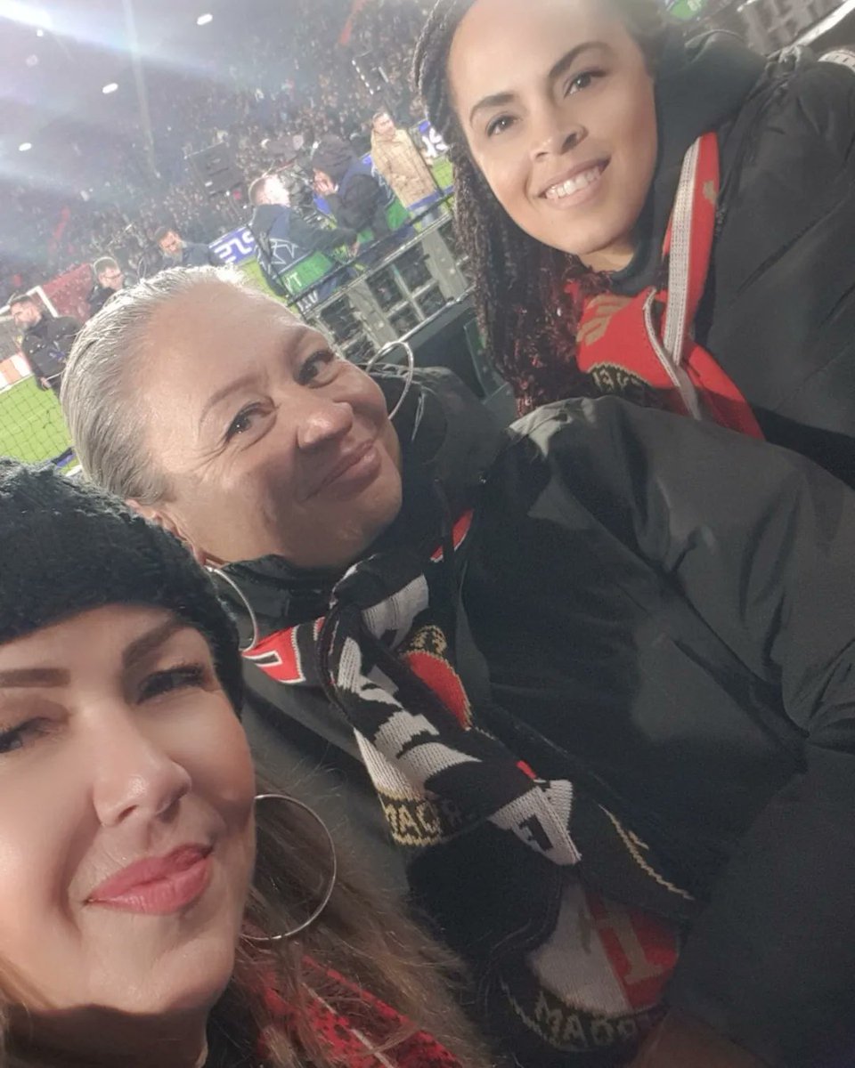 marialena1st's tweet photo. We zijn er #wijzijneraltijd #deKuip #W4 #vataslocas #FEYatl #ChampionsLeague #handinhandkameraden #watgaanwedoenvandaag🔴⚪️⚫ #nietsissterkerdandatenewoord #FEYENOORD #MATCHDAY https://t.co/xF2g54LhpK