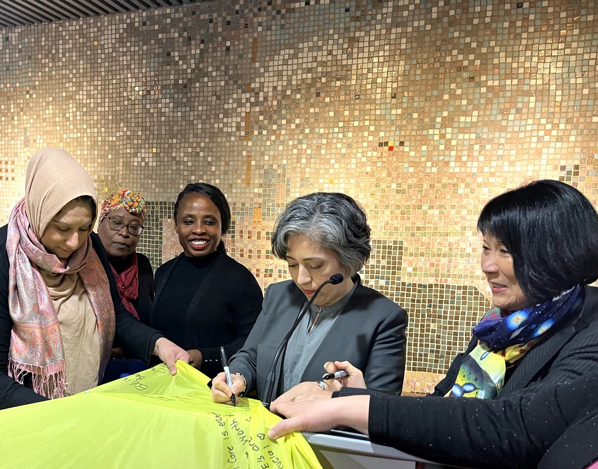 Thank you to <a href="/MayorOliviaChow/">Mayor Olivia Chow 🇨🇦</a>, Councillors <a href="/BravoDavenport/">Alejandra Bravo</a> <a href="/ausmalik/">ausma malik</a> for signing our Child Care is #WorthMore parachute today at City Hall.