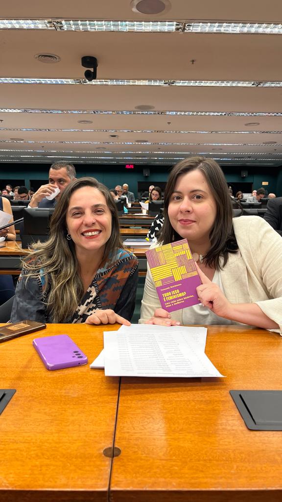 Feliz com o retorno da companheira de luta <a href="/samiabomfim/">Sâmia Bomfim</a> às trincheiras da Câmara, e em compartilhar com minha amiga meu primeiro livro.
Lembrando q o lançamento de "Tudo isso é feminismo?" em Brasília é dia 5/12, às 18h30, na Livraria Circulares (113 Norte, Bl. A).
Espero vocês!