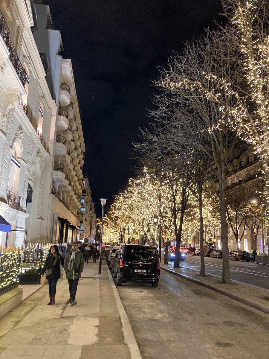 It’s smells good Christmas 
#paris @Paris #avenuemontaigne 
#Noel #christmas