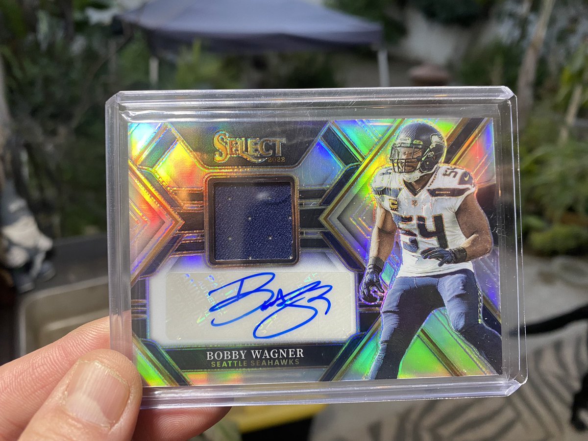 Was finally able to get my hands on Bobby Wagner auto! /199 @Bwagz  Can’t stop staring. 👀 @CardPurchaser @ErichWalter @Seahawks #legionofboom #thehobby #seahawks