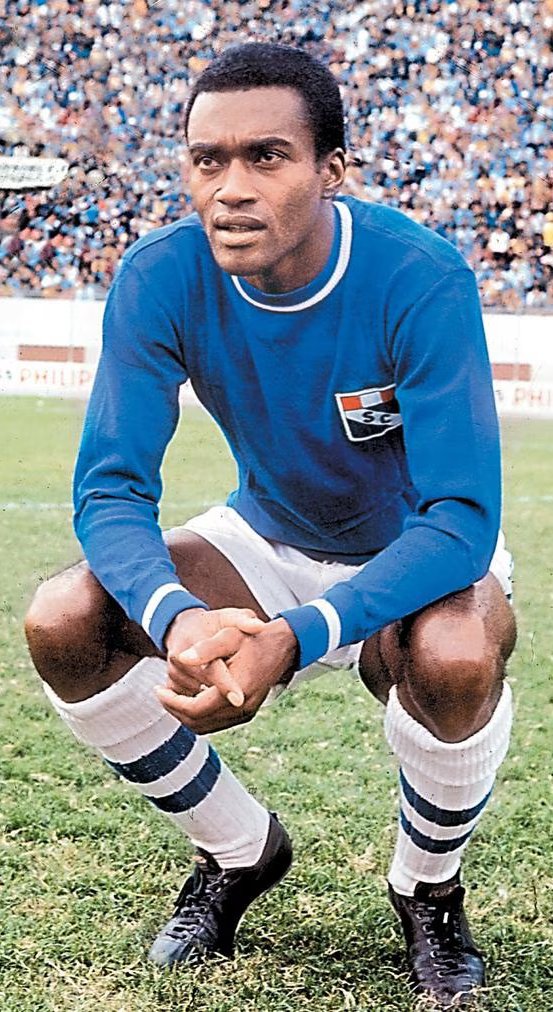 Vuelvo a soltar este hilo que se llama: Alberto Gallardo "El Jet" 🛩️

👕ídolo MAXIMO de SPORTING CRISTAL

Desbancando mitos. 1/8