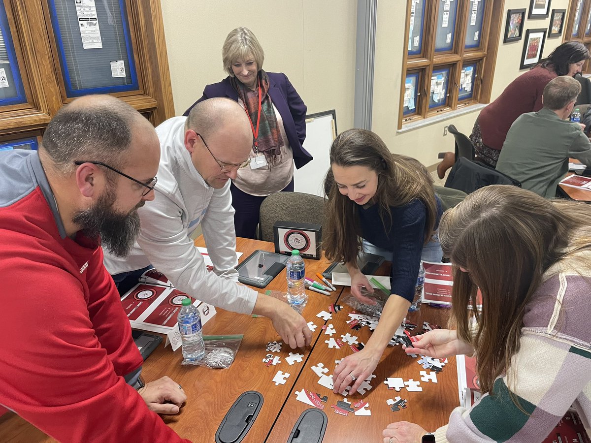 NewPalAsstSup's tweet image. It’s Curriculum night at the @SouthernHancock Community Leadership Academy! @llantrip @BMDinwiddie @ChrisYoungEDU #learningmodel #plc #goodstuff