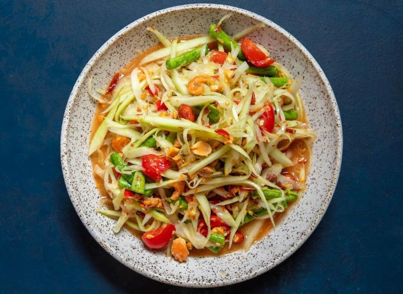 Gỏi Som Tam

Som Tam vốn là món gỏi đu đủ bình dị dân dã, tuy nhiên, qua đôi bàn tay khéo léo của những người đầu bếp đất Thái, món ăn này đã thật sự được nâng tầm thành một các đặc sản hấp dẫn của vùng đất này.
Điểm nhấn nổi bật của món đặc sản Thái