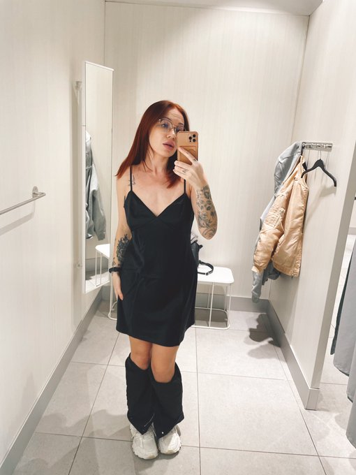 Girl in little black dress ❤️ https://t.co/GopyHqizK6<a href="/tag/mvsales"class="tags"><span>#mvsales</span></a>