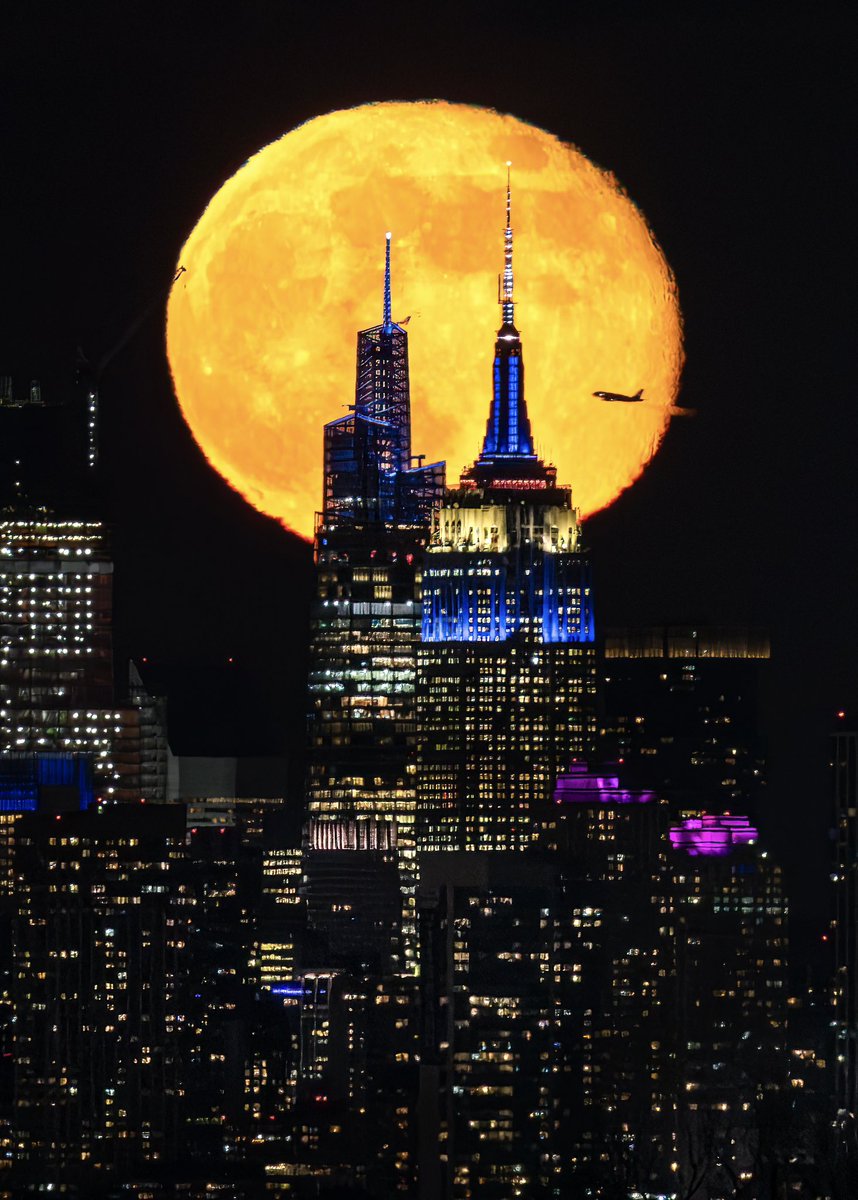 Captured this Moon rise from 13.5miles away from the city. 
Using a 600mm zoom lens creates this “Massive Moon” illusion. #NYC #Moon