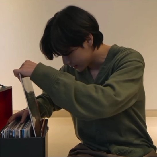 mybwits's tweet photo. Taehyung's vinyl collection https://t.co/swqW1sUMA0