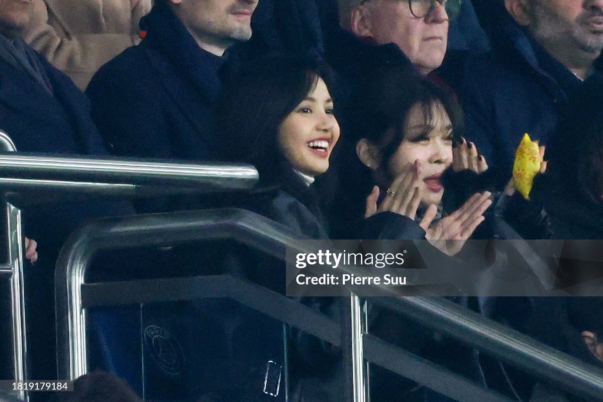 LaliceUpdates's tweet photo. #LISA from BLACKPINK during the UEFA Champions League match between PSG and Newcastle United FC at Parc des Princes on Nov.28, 2023 in Paris. 

#블랙핑크리사 블랙핑크 리사
#리사 #LALISA #MONEY https://t.co/dRUZ4lMI7H
