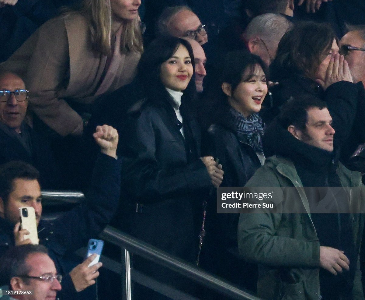 LaliceUpdates's tweet photo. #LISA from BLACKPINK during the UEFA Champions League match between PSG and Newcastle United FC at Parc des Princes on Nov.28, 2023 in Paris. 

#블랙핑크리사 블랙핑크 리사
#리사 #LALISA #MONEY https://t.co/dRUZ4lMI7H