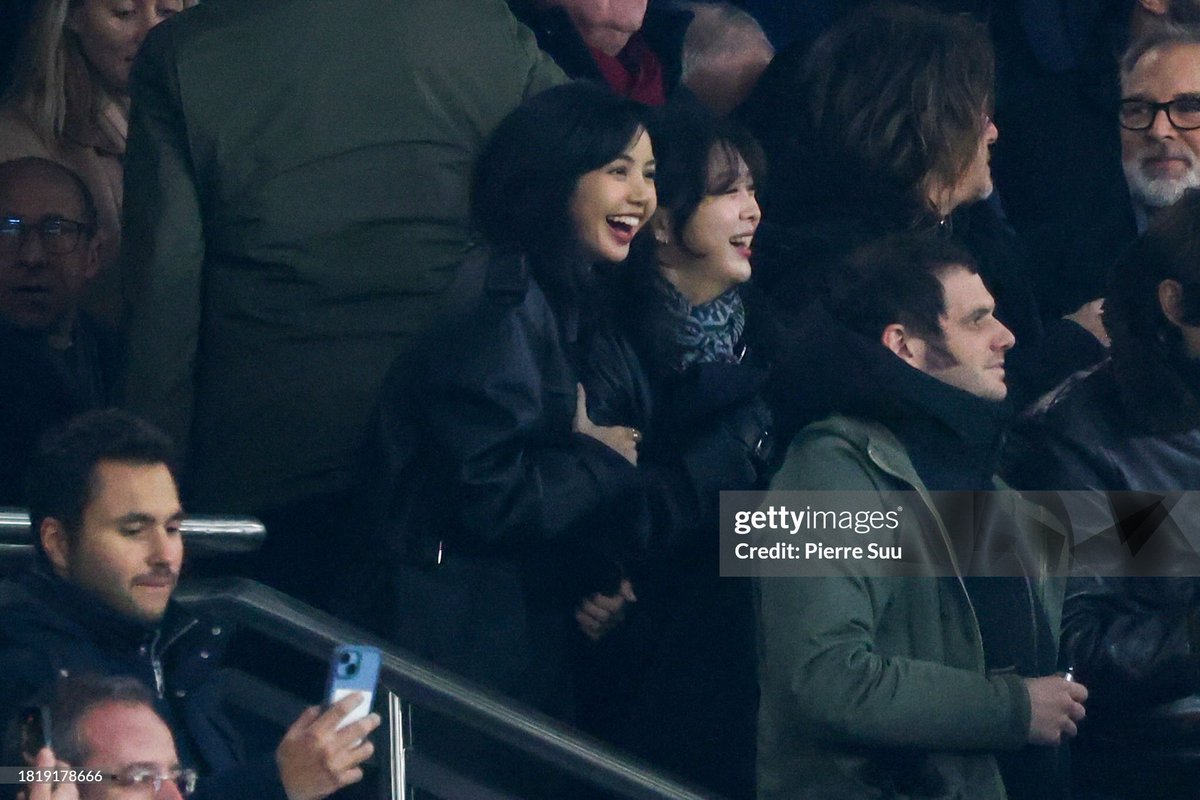 LaliceUpdates's tweet photo. #LISA from BLACKPINK during the UEFA Champions League match between PSG and Newcastle United FC at Parc des Princes on Nov.28, 2023 in Paris. 

#블랙핑크리사 블랙핑크 리사
#리사 #LALISA #MONEY https://t.co/dRUZ4lMI7H