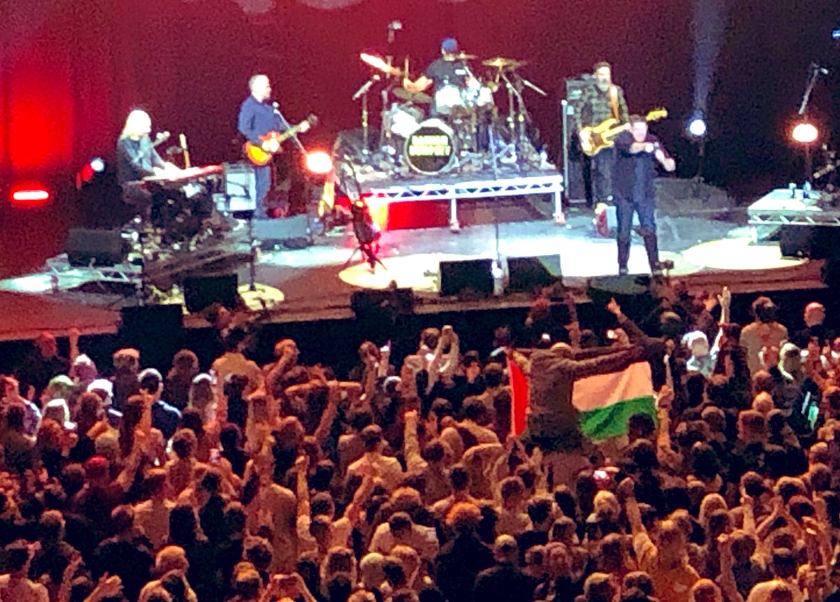 daveGildedALM's tweet image. “If you don’t stand for anything you’ll fall for everything” - Charles Hendy @marywallopers 

❤️&amp;amp;🚑🚑⛑️for Gaza.

Wonderful night at @3ArenaDublin at #GigForGaza with @DamoDempsey @marywallopers @LankumDublin @lisaoneillmusic playing perfectly pitched sets.