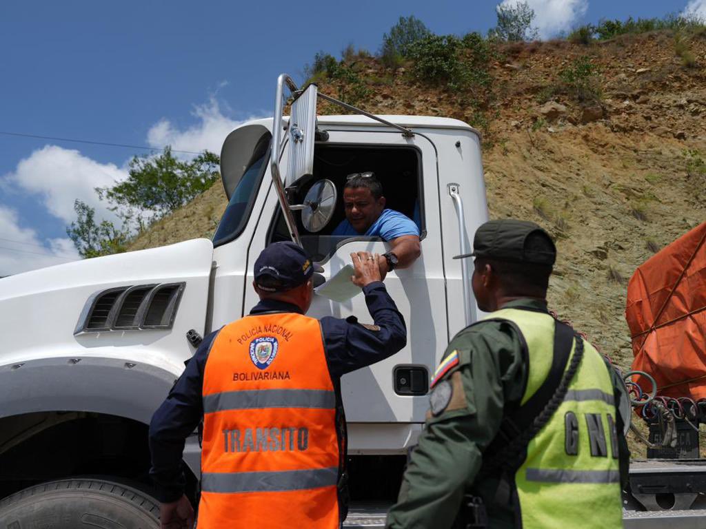 🇻🇪 Por instrucciones del Pdte. <a href="/NicolasMaduro/">Nicolás Maduro</a> durante el Consejo Nacional de Economía Productiva, se despliegan los órganos de seguridad ciudadana integrando el Comando Anti Contrabando, junto a la #FANB, en combate contra esas mafias delictivas.
 #VenezuelaEsEsequibo #28Nov