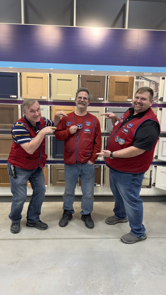 Celebrating 6 years with Lowe’s for Flooring Specialist Shane at Speciality Spotlight meeting !! Here’s to another 6 years !!! #BoroPride #Lowes2228 @DougThomas0471 @DustinCornell5 @MikeJDemps