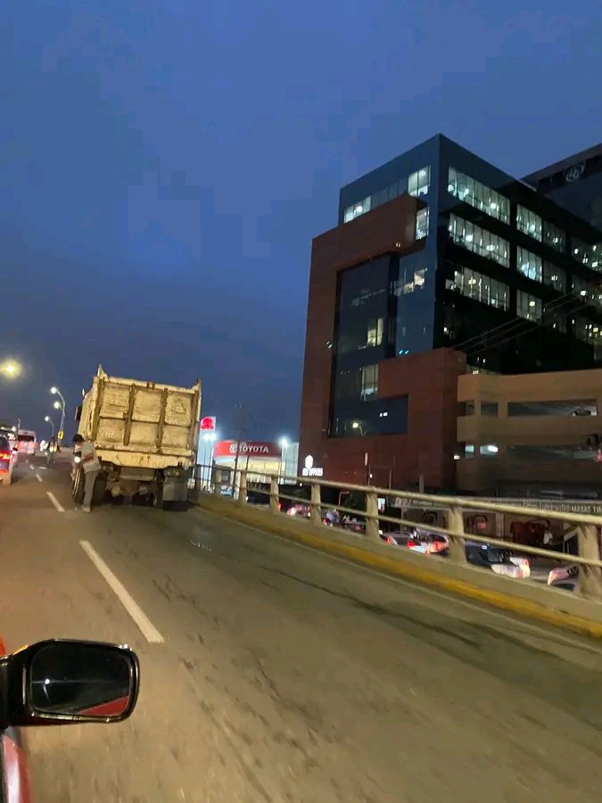 #ReporteVial 

#AlMomento

Automovilistas informan sobre un volteo que está varado en el puente que conduce a la Plaza de Toros, #CentroTabasco.