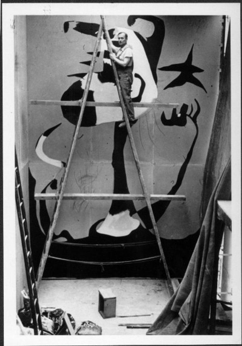 1937年のパリ万博で、ドイツとソ連がバチバチのイデオギッシュな張り合いをしているその横で、プレハブみたいなスペインのパビリオンがあり(写真レプリカ)、そこではピカソの《ゲルニカ》が展示され、ジョアン・ミロもスペイン内乱の暴力的状況に反応して《死神》という作品を作っていたんだな。 