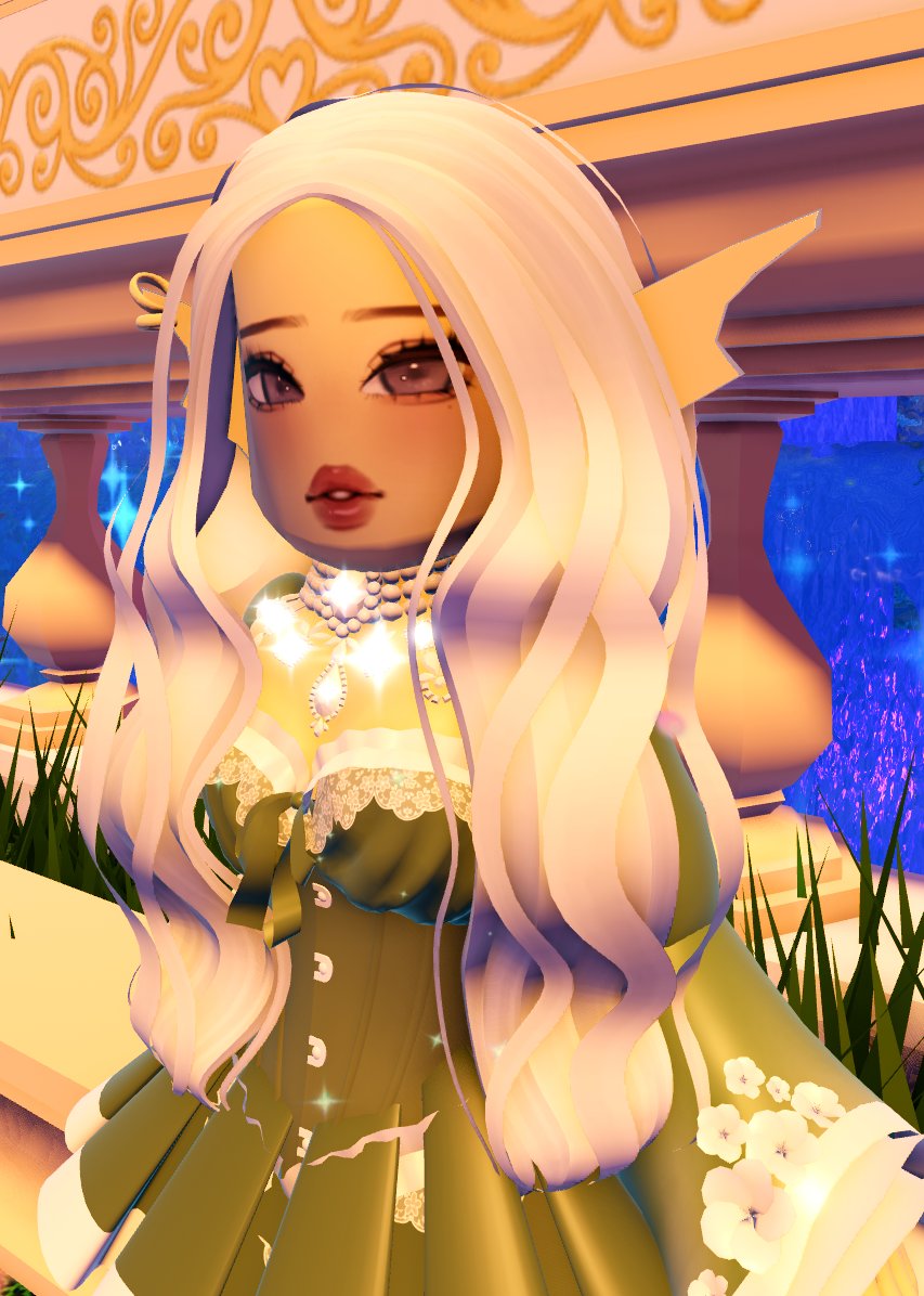aviects's tweet photo. skull chef and his elf gf in royale high https://t.co/mkjfvEsRcg