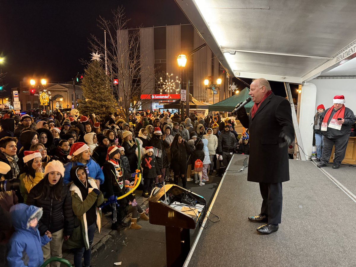 MayorBollwage's tweet photo. Another successful event hosted by the Elizabeth Avenue Partnership tonight at Union Square https://t.co/89k0lMK3em