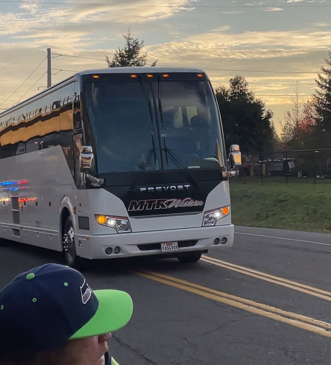 BigLo66's tweet photo. And our @SEAHAWKS are off to Mess With Texas and those darned @DallasCowboys!
Play hard and be tough guys! We wouldn’t be here if we didn’t LOve You!!
#GoHawks #Seahawks #SeaFence #HowBeatThemCowboys
#SeaWhatIDidThere?!! #SeahawksSendoff https://t.co/ZF77P8xMAU