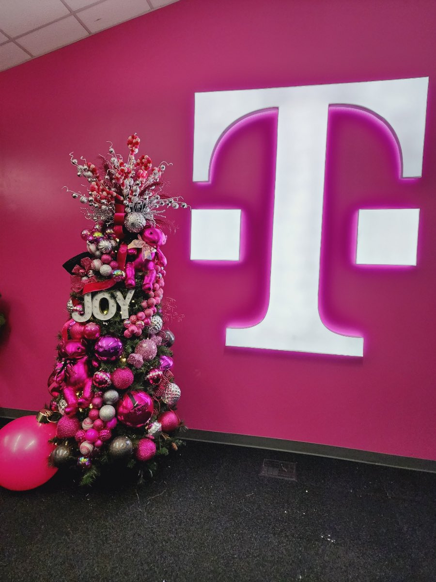 Embracing the festive vibes! 🎄Excitement is in the air as we gear up at Mission CEC to assist our #Customers in discovering ideal gifts 🎁, ensuring your loved ones stay connected to their world 🌎. Let the enchantment of the holidays unfold! @Aejaz_H @m_wan4life