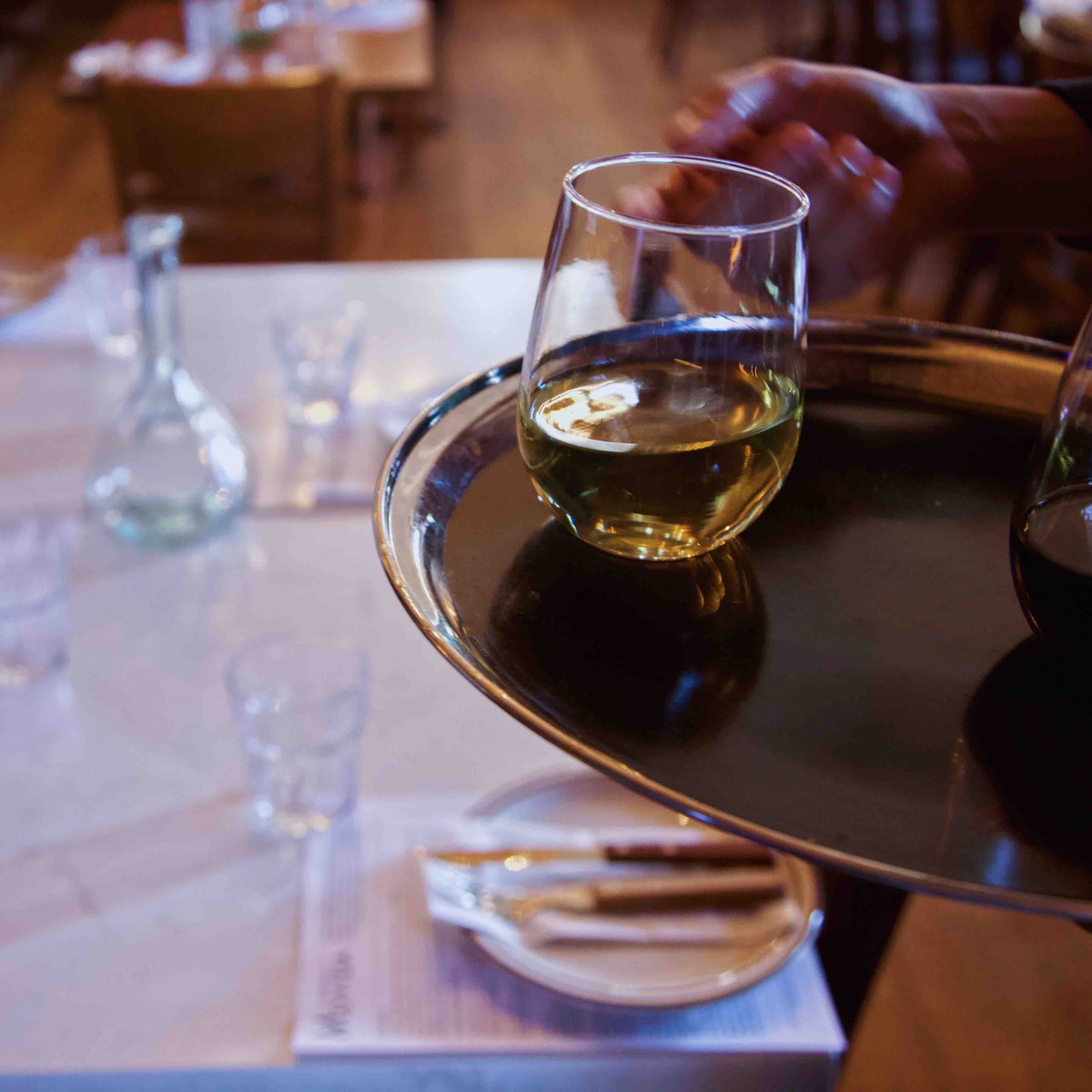 Who doesn’t love a 𝐹𝓇𝑒𝑒 glass of Spanish wine 🍷🇪🇸 join us Wednesday nights for dinner 🥘 and receive a complimentary glass of wine 👏