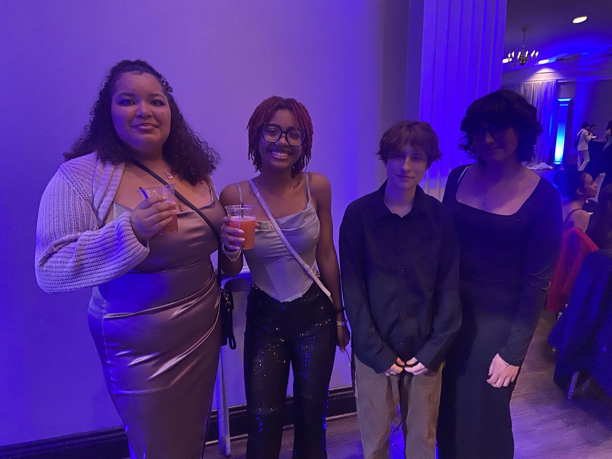 Glendale_HWDSB's tweet photo. Thank you to Ms. Burnell and our Student Council for organizing tonight. Also, a big thank you to our awesome staff volunteers. Have a great night, Bears! 🐻 #youbelonghere #GlendaleBears #GlendaleSemi https://t.co/6n45uQLKYp