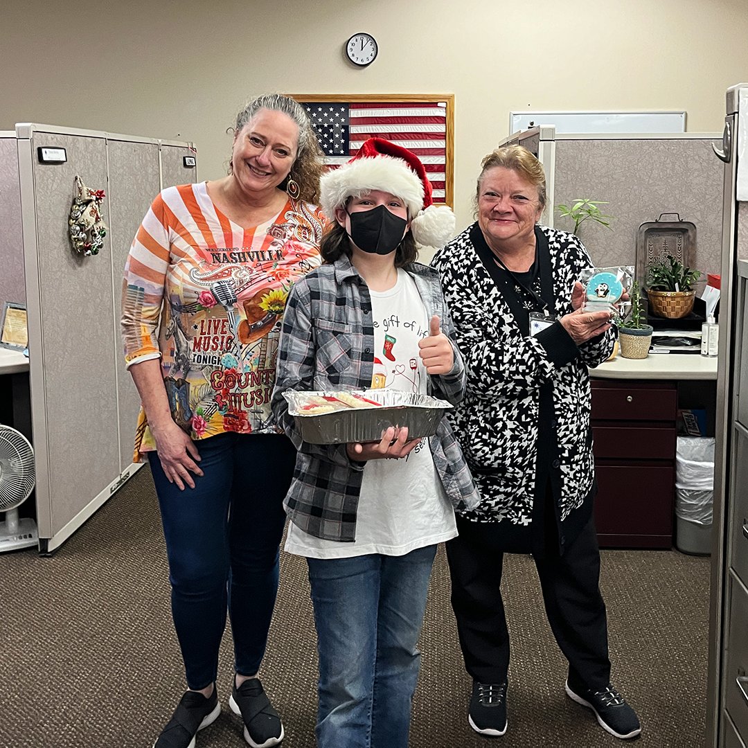 sdbloodbank's tweet photo. 🎁 Mason & the Harvey Family brought post-donation snacks and holiday treats for our team! Join in this #GivingTuesday to save lives. Your support is vital to patients in need. Visit https://t.co/AfhdtztPXn to provide a financial gift today. #SDBB #CommunityImpact https://t.co/vatgwjiwGf