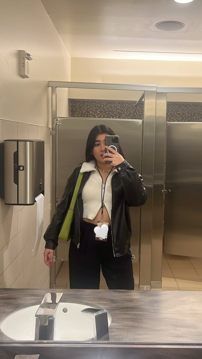 freyarinaldi's tweet photo. today’s office✍️✍️✍️ 

interview with @AleXa_ZB coming out in the new year on @AtwoodMagazine😚🫶

#AleXa #알렉사 #JingleBall2023 #KissJingleBall https://t.co/VMENaM5BH3