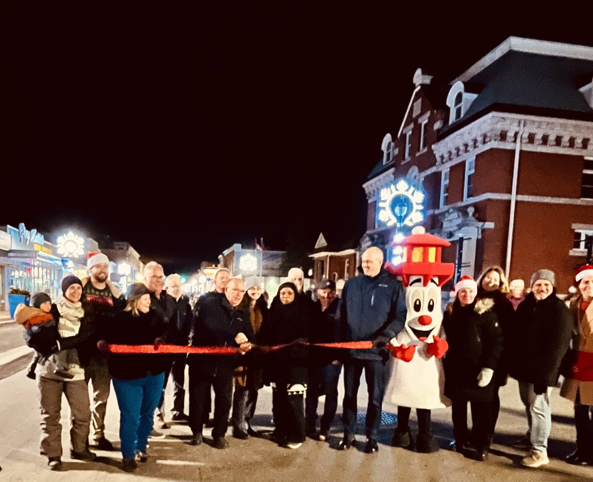 I was very proud to support the reopening of #Kincardine’s main street/downtown - just in time for the holidays!! I was pleased to present $129,000 that will be invested in revitalizing the main street next spring! #RuralEconomicDevelopment @Kincardine_ON