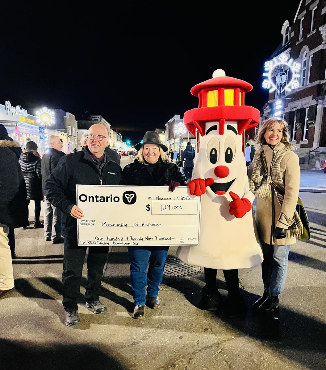 LisaThompsonPC's tweet image. I was very proud to support the reopening of #Kincardine’s main street/downtown - just in time for the holidays!! I was pleased to present $129,000 that will be invested in revitalizing the main street next spring! #RuralEconomicDevelopment  @Kincardine_ON