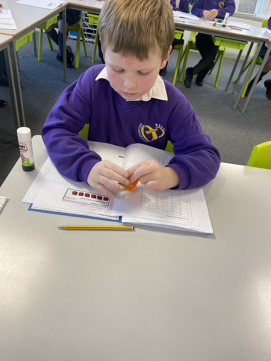 BirchwoodCE's tweet photo. Year 5 have been using multi link to explore cube numbers in maths! They have been pattern spotting and making super links which have helped their reasoning skills too! #bcepsyear5 #bcepsmaths @first4maths https://t.co/FbSK9pjqz1