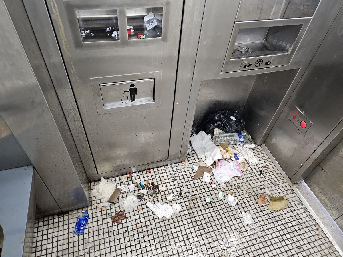 alaintingaud's tweet photo. Mardi 28 novembre 15h Centre ville de Bordeaux des toilettes publiques a cote du Palais de justice et la l'horreur (photo). Des immondices, des seringues et une crasse indescriptible. L'écologie devrait commencer aussi dans ces lieux publics  @Bordeaux @sudouest @ecologie https://t.co/35kzo0Rcb2