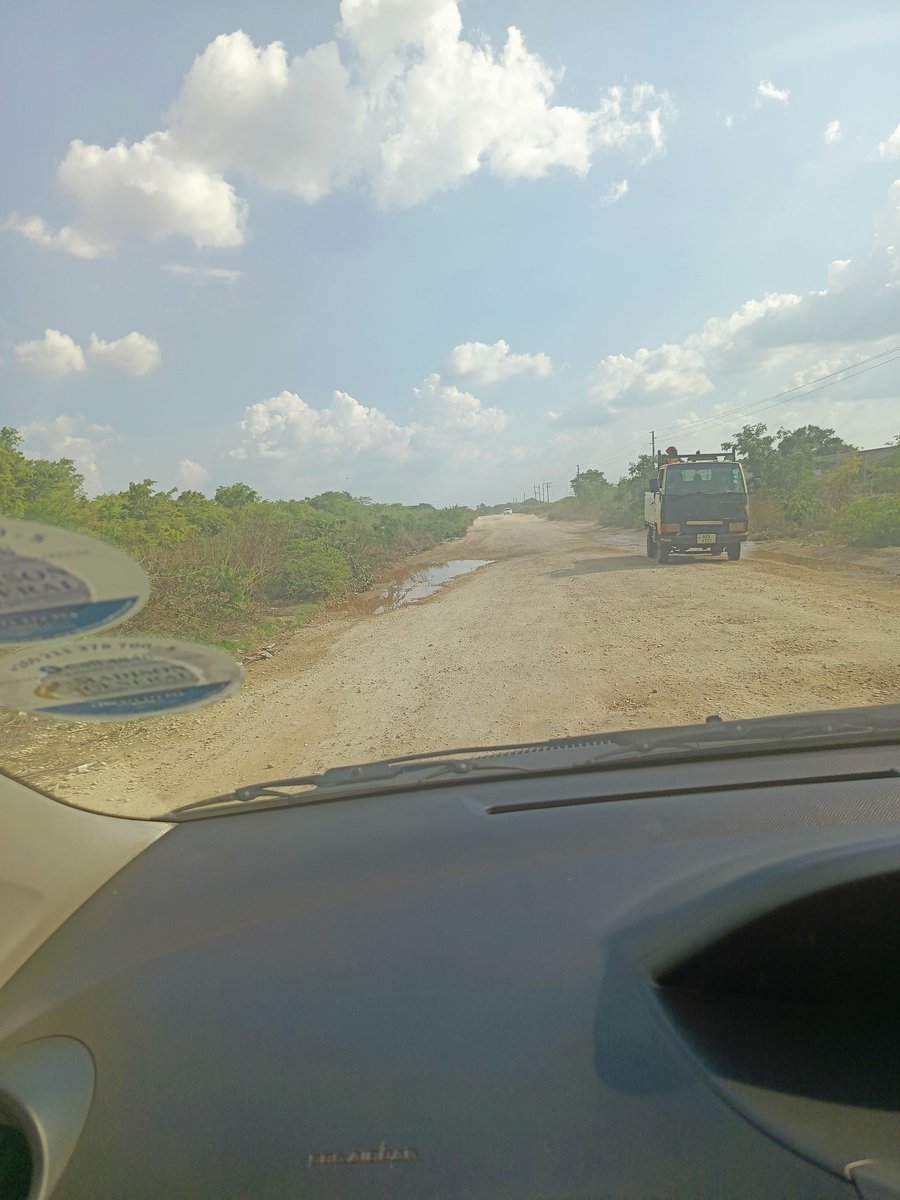 IsaacClaytonK's tweet photo. @HHichilema @TourismZambia @ZambiaIsBack Ba Kateka Ka Road ku Shantumbu please even you Civil servants Stay this side https://t.co/6fr1RtruZn
