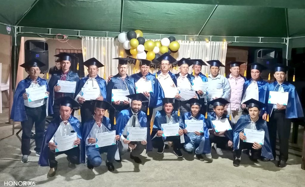 #ElOro | Bajo el marco del <a href="/PNRSG_Ec/">Reconversión Ganadera Ecuador</a>, realizamos la graduación de los alumnos de la IV Escuela Ganadera en nuestra provincia, en la que se trataron importantes temas para mejorar sus hatos ganaderos, en la parroquia  Moro Moro del cantón #Piñas 
#ElNuevoEcuador